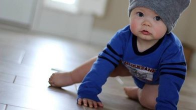 رجل يقوم بحقن طفليه بالهروين