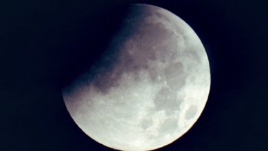 يسمى الحدث الذي ينتج عندما يقع ظل الأرض